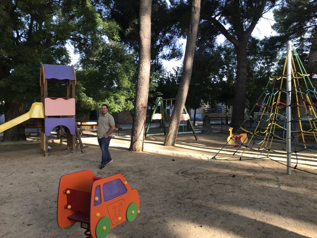 Dotación de elementos de juego en los parques infantiles de Albatana
